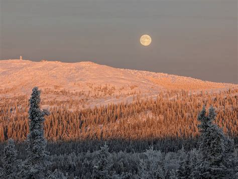 alaskan moon|The science behind this winter’s super moons in Alaska.